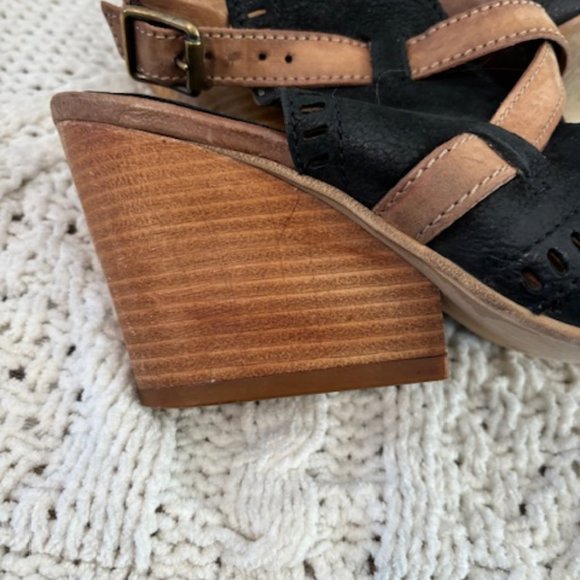 Black Sandal - Picture 4 of 8